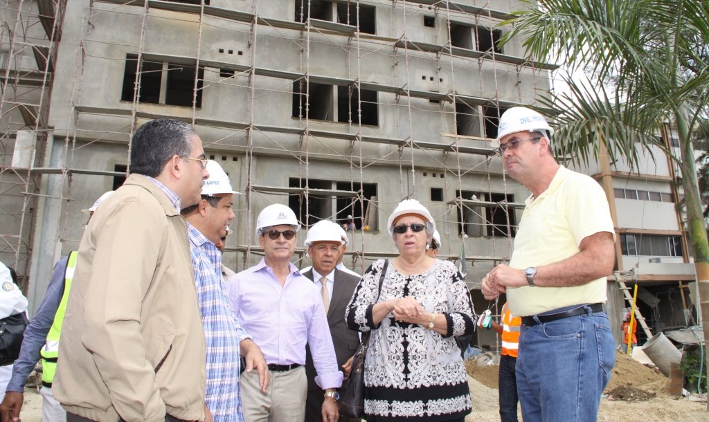 Minsitra de Salud y Director OISOE Supervisan Hosp Cabral y Baez